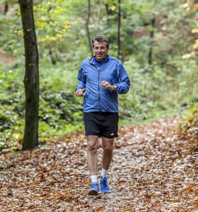 Motivationstrainer Dirk Schmidt beim Joggen im Wald